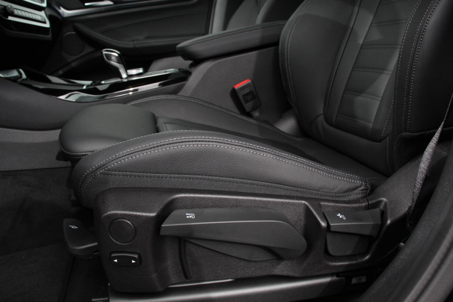 BMW X3 xDrive30e M Sport High Executive | Leder | Schuif/kantel dak | Navigatie | Climate Control | Camera | Electrisch bedienbare achterklep | Active Cruise Control | 19" Lichtmetalen velgen