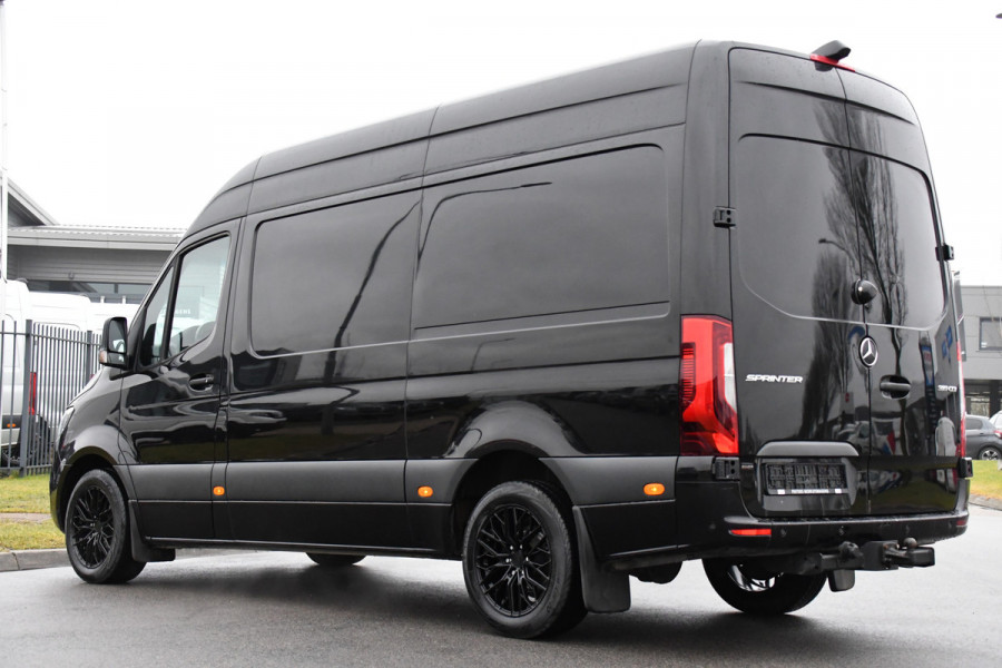 Mercedes-Benz Sprinter 319 V6 3.0 CDI L2H2 Black Edition 360 Camera, Cruise, Carplay, 10,5'' Mbux, LED, Trekhaak, Stoelverwarming, Standkachel, NAVI, Leder, Uniek!
