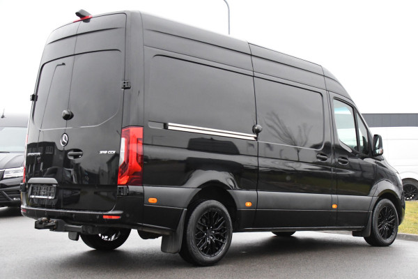 Mercedes-Benz Sprinter 319 V6 3.0 CDI L2H2 Black Edition 360 Camera, Cruise, Carplay, 10,5'' Mbux, LED, Trekhaak, Stoelverwarming, Standkachel, NAVI, Leder, Uniek!
