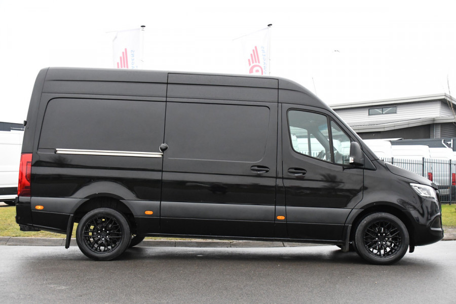 Mercedes-Benz Sprinter 319 V6 3.0 CDI L2H2 Black Edition 360 Camera, Cruise, Carplay, 10,5'' Mbux, LED, Trekhaak, Stoelverwarming, Standkachel, NAVI, Leder, Uniek!