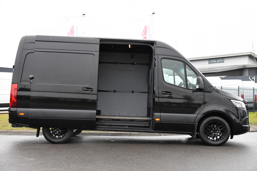 Mercedes-Benz Sprinter 319 V6 3.0 CDI L2H2 Black Edition 360 Camera, Cruise, Carplay, 10,5'' Mbux, LED, Trekhaak, Stoelverwarming, Standkachel, NAVI, Leder, Uniek!