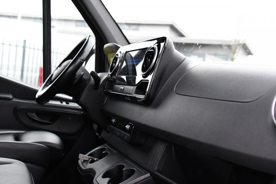 Mercedes-Benz Sprinter 319 V6 3.0 CDI L2H2 Black Edition 360 Camera, Cruise, Carplay, 10,5'' Mbux, LED, Trekhaak, Stoelverwarming, Standkachel, NAVI, Leder, Uniek!