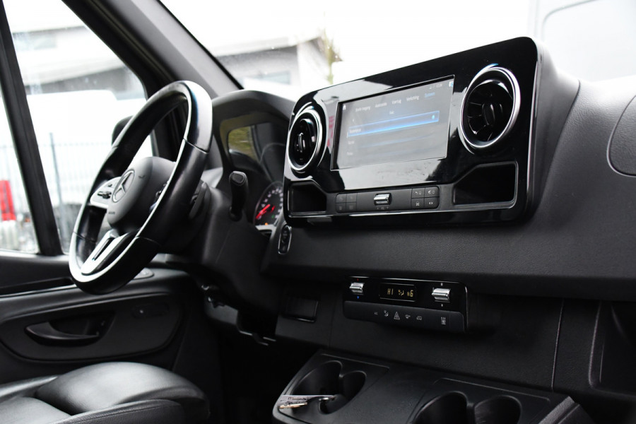 Mercedes-Benz Sprinter 319 V6 3.0 CDI L2H2 Black Edition 360 Camera, Cruise, Carplay, 10,5'' Mbux, LED, Trekhaak, Stoelverwarming, Standkachel, NAVI, Leder, Uniek!