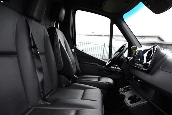 Mercedes-Benz Sprinter 319 V6 3.0 CDI L2H2 Black Edition 360 Camera, Cruise, Carplay, 10,5'' Mbux, LED, Trekhaak, Stoelverwarming, Standkachel, NAVI, Leder, Uniek!