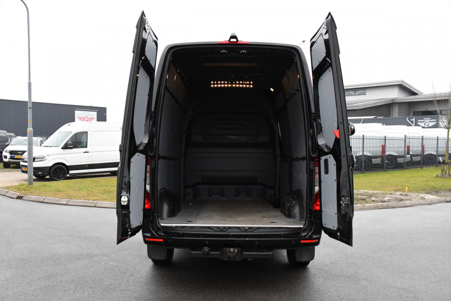 Mercedes-Benz Sprinter 319 V6 3.0 CDI L2H2 Black Edition 360 Camera, Cruise, Carplay, 10,5'' Mbux, LED, Trekhaak, Stoelverwarming, Standkachel, NAVI, Leder, Uniek!
