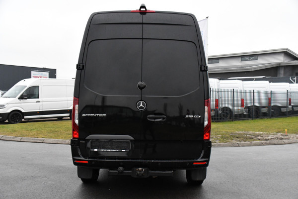 Mercedes-Benz Sprinter 319 V6 3.0 CDI L2H2 Black Edition 360 Camera, Cruise, Carplay, 10,5'' Mbux, LED, Trekhaak, Stoelverwarming, Standkachel, NAVI, Leder, Uniek!