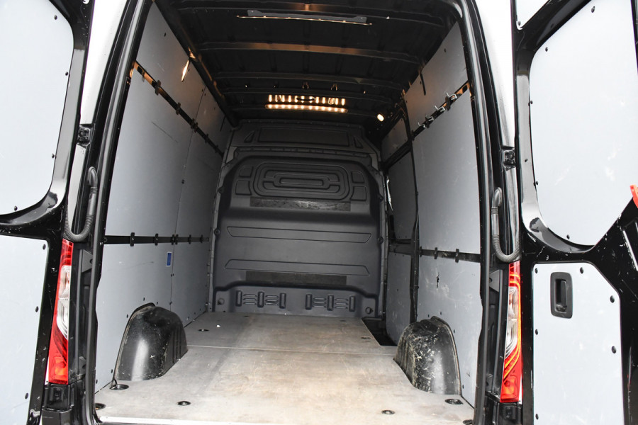 Mercedes-Benz Sprinter 319 V6 3.0 CDI L2H2 Black Edition 360 Camera, Cruise, Carplay, 10,5'' Mbux, LED, Trekhaak, Stoelverwarming, Standkachel, NAVI, Leder, Uniek!