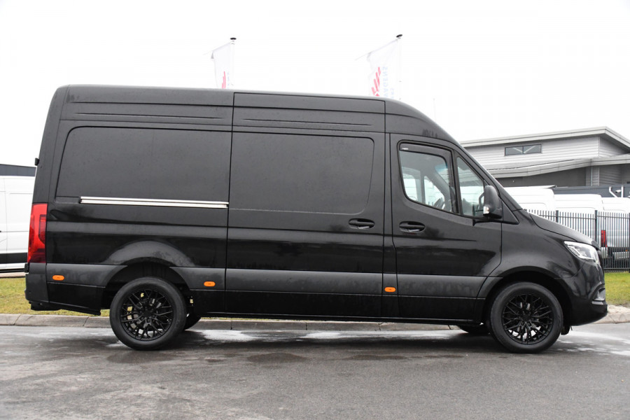 Mercedes-Benz Sprinter 317 1.9 CDI L2 Pro Black Edition FACE LIFT! Camera, Cruise, Carplay, 3500kg Trekhaak, 10,5'' Mbux, LED, Dodehoek, Virtual, Uniek!