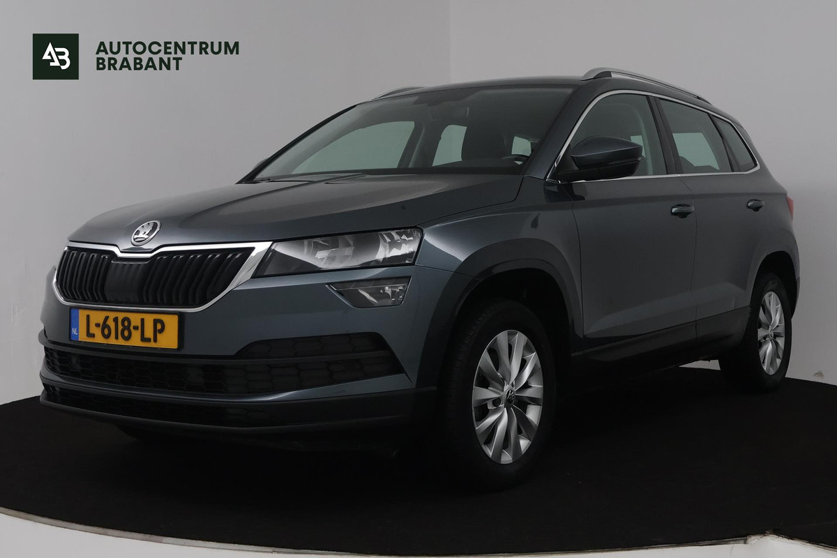 Škoda Karoq 1.5 TSI ACT Style (STOELVERWARMING, CAMERA, SFEERVERLICHTING, NAVIGATIE CARPLAY, CRUISE CONTROL, PARKEERSENSOREN)