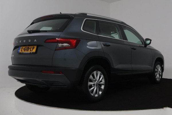 Škoda Karoq 1.5 TSI ACT Style (STOELVERWARMING, CAMERA, SFEERVERLICHTING, NAVIGATIE CARPLAY, CRUISE CONTROL, PARKEERSENSOREN)