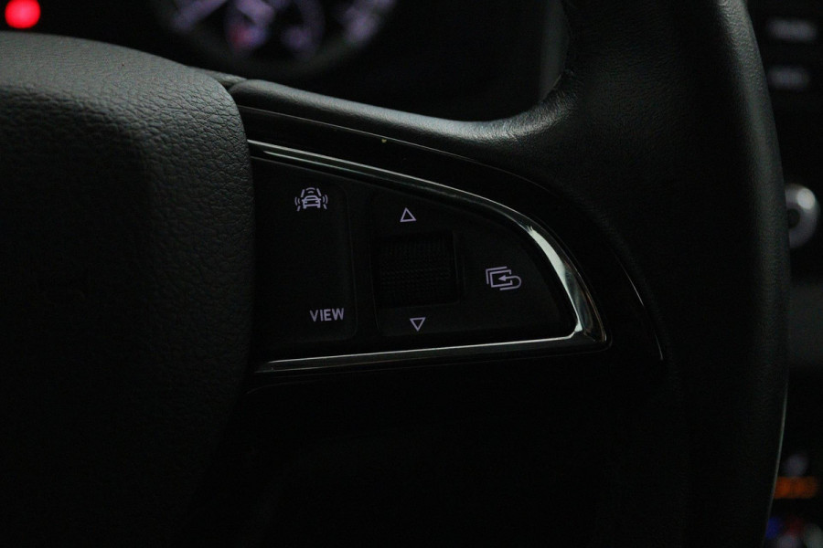 Škoda Karoq 1.5 TSI ACT Style (STOELVERWARMING, CAMERA, SFEERVERLICHTING, NAVIGATIE CARPLAY, CRUISE CONTROL, PARKEERSENSOREN)