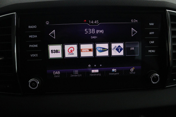 Škoda Karoq 1.5 TSI ACT Style (STOELVERWARMING, CAMERA, SFEERVERLICHTING, NAVIGATIE CARPLAY, CRUISE CONTROL, PARKEERSENSOREN)