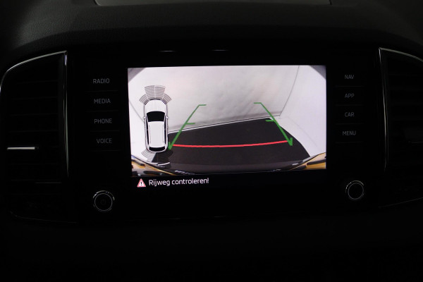Škoda Karoq 1.5 TSI ACT Style (STOELVERWARMING, CAMERA, SFEERVERLICHTING, NAVIGATIE CARPLAY, CRUISE CONTROL, PARKEERSENSOREN)