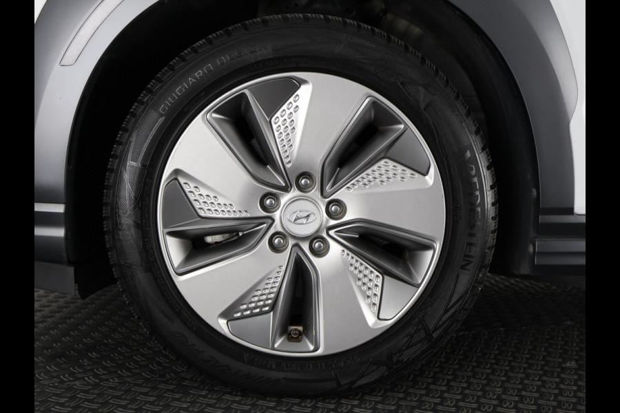 Hyundai Kona PREMIUM EV 64 KWH 1e EIG ACCU 92% GARANTIE 10-2030 BEREIK 466 KM ! LEDER. STUUR/STOEL VERWARMING.DODE HOEK DETECTIE