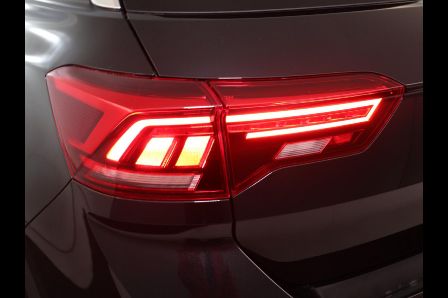 Volkswagen T-Roc 1.5 TSI Style 150 PK DSG | Private lease vanaf €641,-| Trekhaak afneembaar | Navigatie | Stoel verwarming en massage | Alcantara |