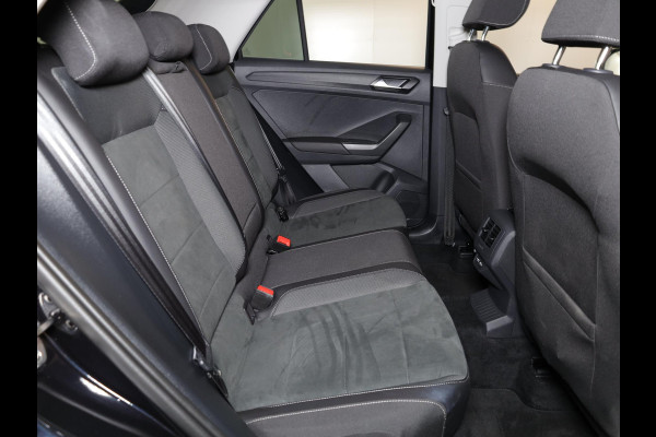 Volkswagen T-Roc 1.5 TSI Style 150 PK DSG | Private lease vanaf €641,-| Trekhaak afneembaar | Navigatie | Stoel verwarming en massage | Alcantara |