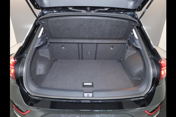 Volkswagen T-Roc 1.5 TSI Style 150 PK DSG | Private lease vanaf €641,-| Trekhaak afneembaar | Navigatie | Stoel verwarming en massage | Alcantara |