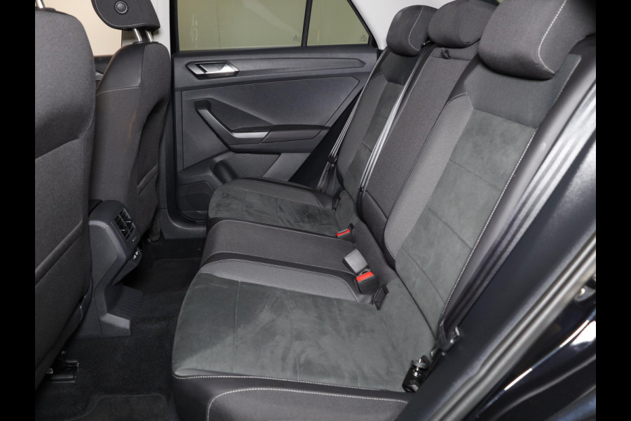 Volkswagen T-Roc 1.5 TSI Style 150 PK DSG | Private lease vanaf €641,-| Trekhaak afneembaar | Navigatie | Stoel verwarming en massage | Alcantara |