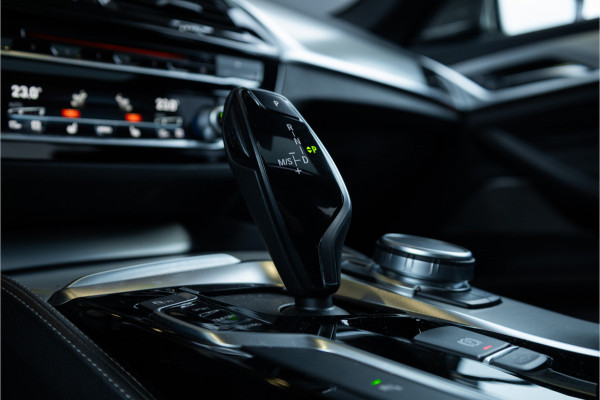 BMW 5 Serie 520i High Executive Edition - M Sport | Panorama | H&K | Memory