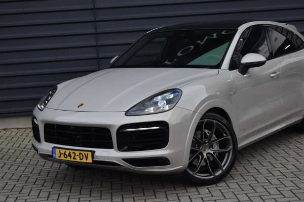 Porsche Cayenne Coupé 3.0 E-Hybrid 462pk Lightweight Sport Package | Carbon Dak | ACC | 22'' GT Design | Matrix PDLS+ | Luchtvering | 360 Camera |