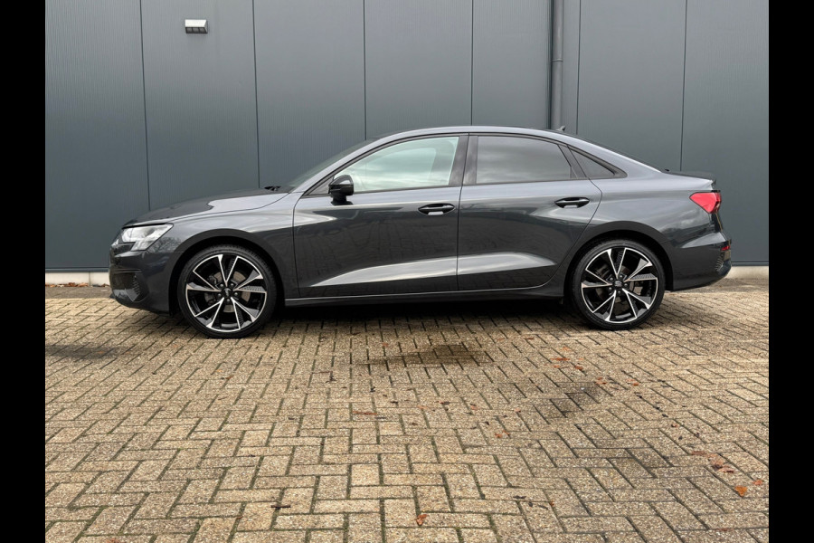 Audi A3 Limousine 30 TFSI Automaat * Carplay * Optiek Zwart * Parkeersensoren *