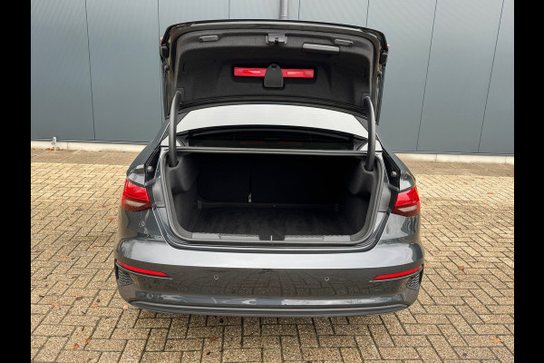 Audi A3 Limousine 30 TFSI Automaat * Carplay * Optiek Zwart * Parkeersensoren *