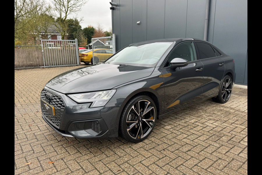 Audi A3 Limousine 30 TFSI Automaat * Carplay * Optiek Zwart * Parkeersensoren *