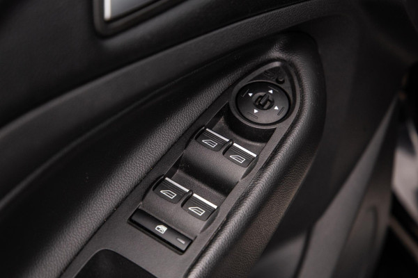 Ford Kuga 1.5 EcoBoost ST Line CAMERA / CARPLAY / TREKHAAK / 2000 KG / STOEVERWRMING / 150 PK