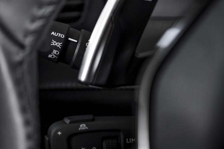 Peugeot 2008 1.2 Hybrid 145 Allure - Automaat | Dig. Cockpit | Adapt. Cruise | Stoelverw. | PDC | Camera | App. Connect | ECC | DAB | LM 17" | 5381