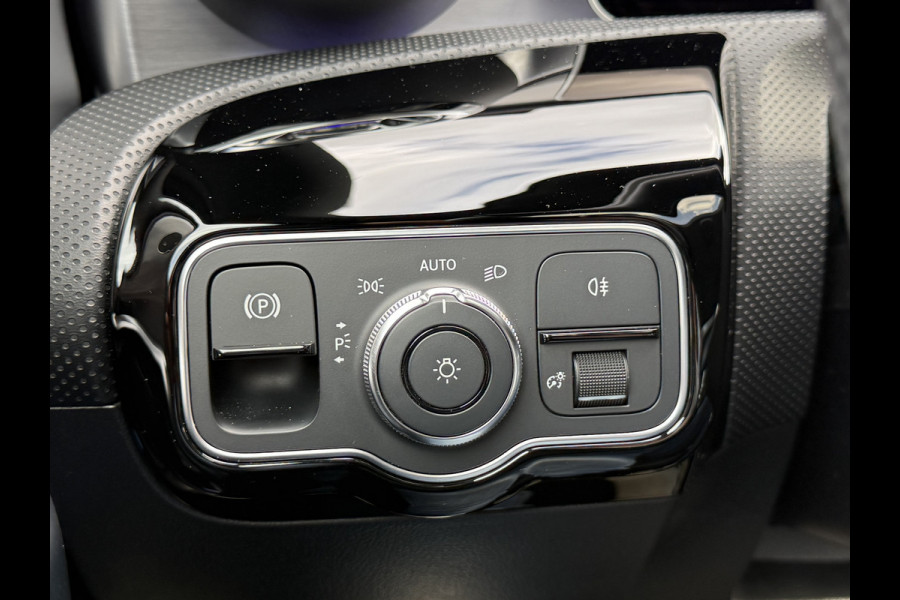 Mercedes-Benz A-Klasse 200 Business Solution AMG | Pano | Ambient Light | LED | CarPlay | 19 inch