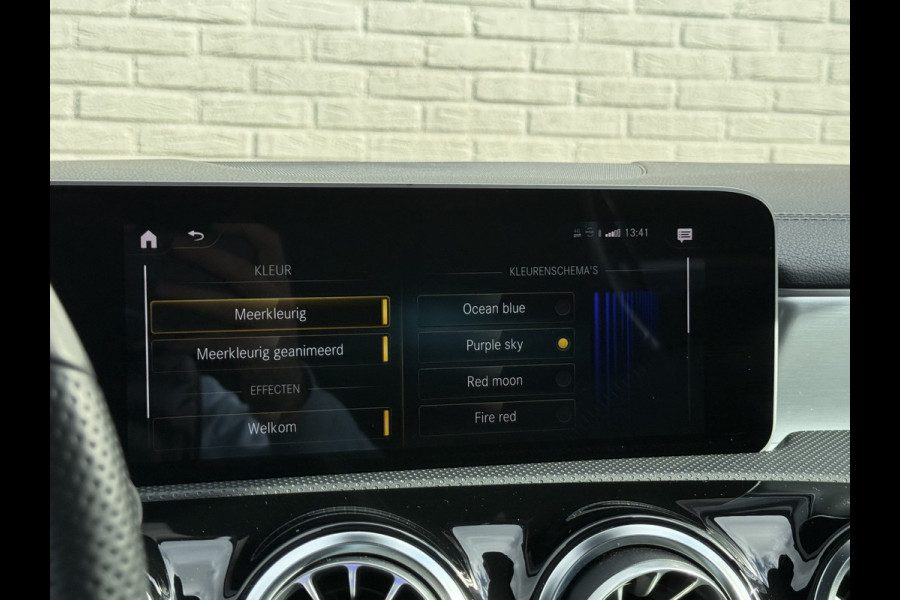 Mercedes-Benz A-Klasse 200 Business Solution AMG | Pano | Ambient Light | LED | CarPlay | 19 inch