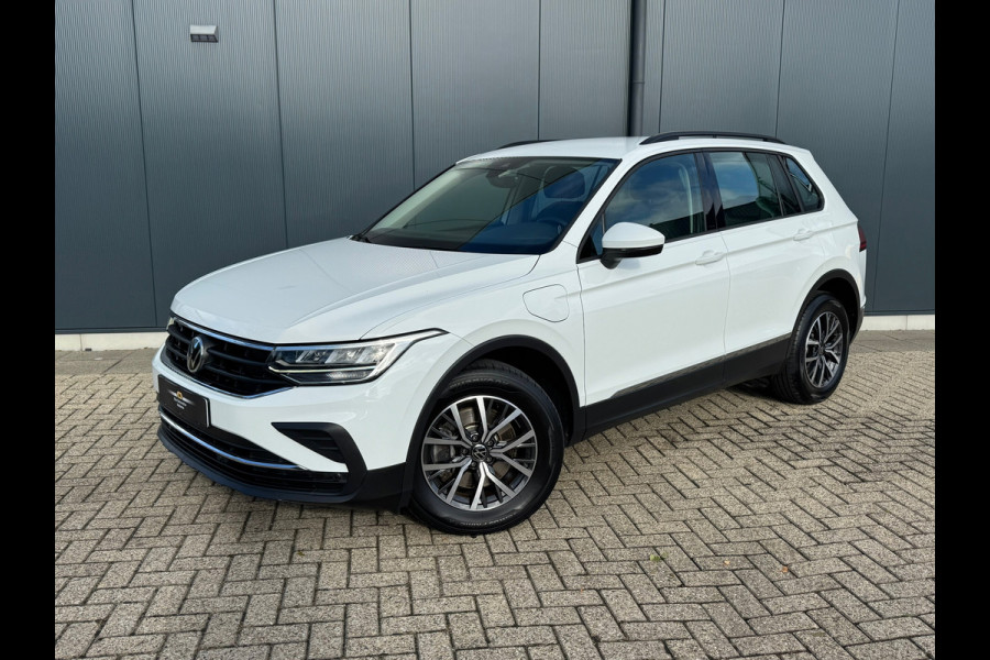 Volkswagen Tiguan 1.4 TSI eHybrid Life * Navigatie * Stoelverwarming * Virtual Cockpit * Adaptieve Cruise Control *