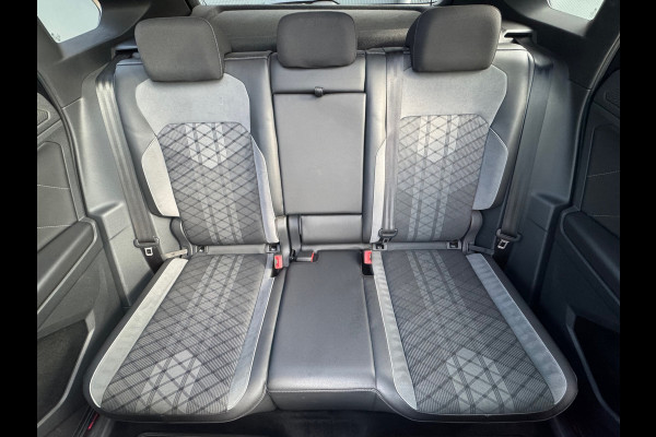 Volkswagen Tiguan 1.5 TSI R-Line Blackstyle * Panorama * Stoelverwarming * Keyless *