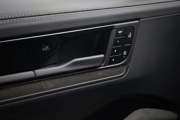 Porsche Cayenne Coupé Turbo E-Hybrid met GT Pakket | KERAMISCH | 360 CAMERA | STOELVERWARMING | STUURVERWARMING | CARBON IN & EXTERIEUR | SUEDE HEMEL