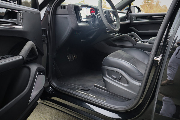 Porsche Cayenne Coupé Turbo E-Hybrid met GT Pakket | KERAMISCH | 360 CAMERA | STOELVERWARMING | STUURVERWARMING | CARBON IN & EXTERIEUR | SUEDE HEMEL