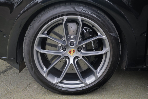 Porsche Cayenne Coupé Turbo E-Hybrid met GT Pakket | KERAMISCH | 360 CAMERA | STOELVERWARMING | STUURVERWARMING | CARBON IN & EXTERIEUR | SUEDE HEMEL