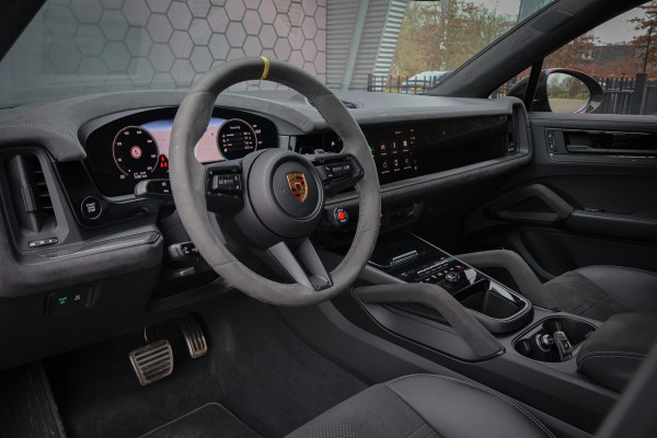 Porsche Cayenne Coupé Turbo E-Hybrid met GT Pakket | KERAMISCH | 360 CAMERA | STOELVERWARMING | STUURVERWARMING | CARBON IN & EXTERIEUR | SUEDE HEMEL