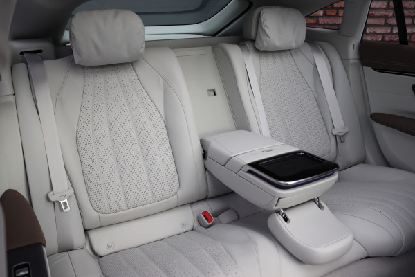Mercedes-Benz EQS 450+ AMG Line 118 kWh | Facelift | Hyperscreen | Airmatic | Achterasbesturing | Distronic+ | HUD | Verwarmd Stuurwiel | Massage | Stoelventilatie | Digital Light | Panoramadak | Trekhaak |