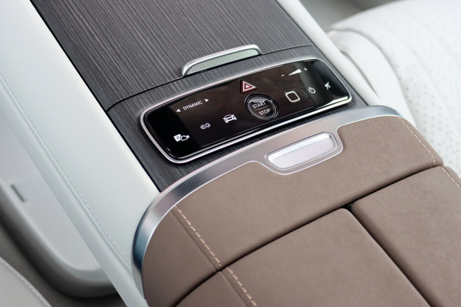 Mercedes-Benz EQS 450+ AMG Line 118 kWh | Facelift | Hyperscreen | Airmatic | Achterasbesturing | Distronic+ | HUD | Verwarmd Stuurwiel | Massage | Stoelventilatie | Digital Light | Panoramadak | Trekhaak |
