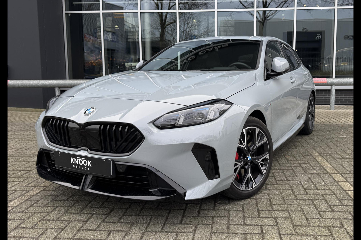 BMW 1-serie 120 M Sport Pro / Panoramadak / Head Up / Live Cockpit professional / Comforttoegang / Adaptief M-onderstel / Sportstoel / 360 Camera / Driving Assistant /