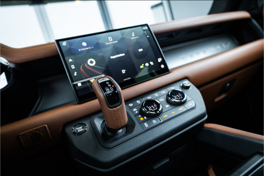 Land Rover Defender 110 4.4 P635 Octa - Petra Copper | BTW | Panorama | Meridian | Luchtvering | Trekhaak