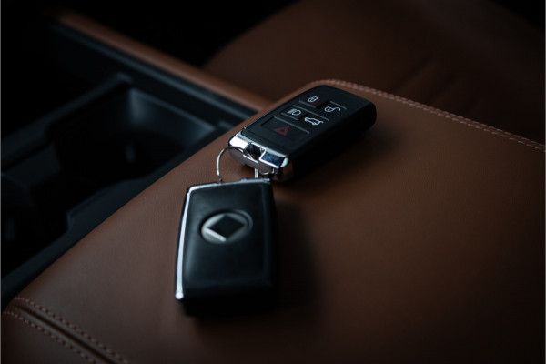 Land Rover Defender 110 4.4 P635 Octa - Petra Copper | BTW | Panorama | Meridian | Luchtvering | Trekhaak