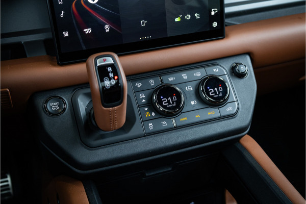 Land Rover Defender 110 4.4 P635 Octa - Petra Copper | BTW | Panorama | Meridian | Luchtvering | Trekhaak