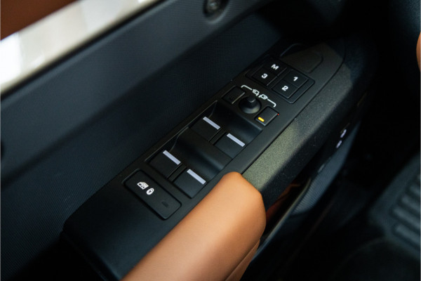 Land Rover Defender 110 4.4 P635 Octa - Petra Copper | BTW | Panorama | Meridian | Luchtvering | Trekhaak