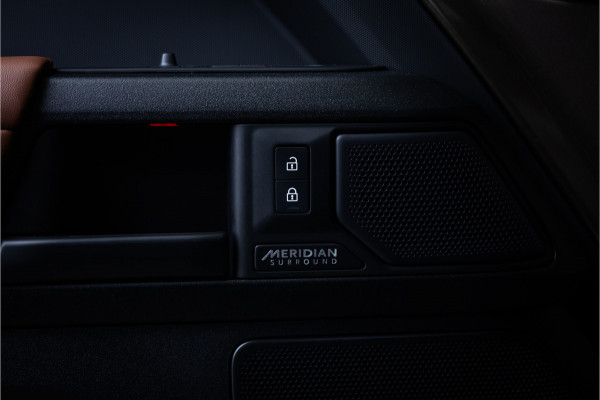 Land Rover Defender 110 4.4 P635 Octa - Petra Copper | BTW | Panorama | Meridian | Luchtvering | Trekhaak