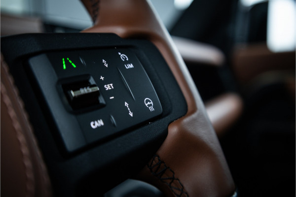 Land Rover Defender 110 4.4 P635 Octa - Petra Copper | BTW | Panorama | Meridian | Luchtvering | Trekhaak