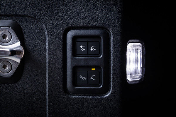 Land Rover Defender 110 4.4 P635 Octa - Petra Copper | BTW | Panorama | Meridian | Luchtvering | Trekhaak