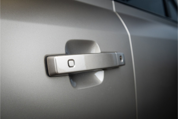 Land Rover Defender 110 4.4 P635 Octa - Petra Copper | BTW | Panorama | Meridian | Luchtvering | Trekhaak