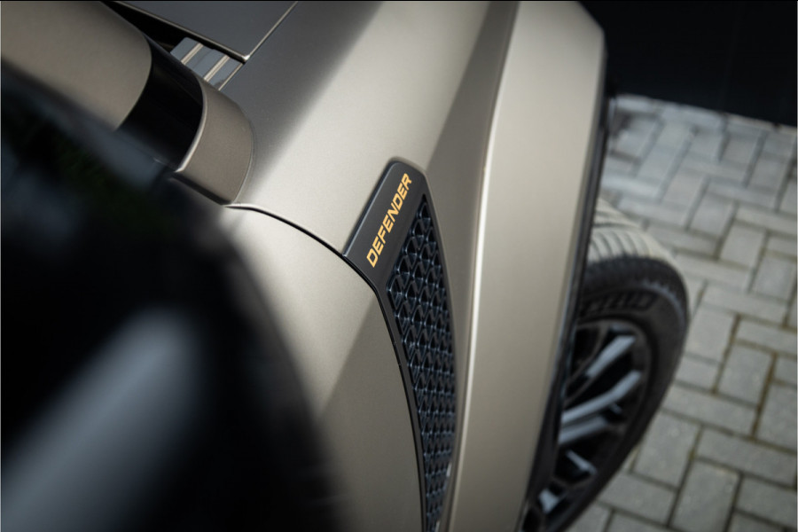 Land Rover Defender 110 4.4 P635 Octa - Petra Copper | BTW | Panorama | Meridian | Luchtvering | Trekhaak