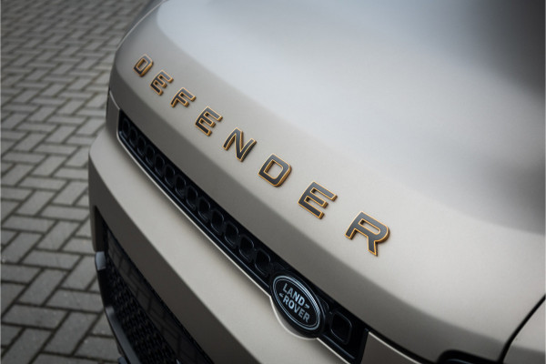 Land Rover Defender 110 4.4 P635 Octa - Petra Copper | BTW | Panorama | Meridian | Luchtvering | Trekhaak